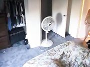 La muchacha está filmada desnuda en su habitación
