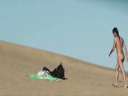 Desnuda pareja amateur trata de hacer el sexo en la playa