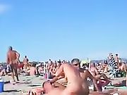 Varias parejas hacen sexo en la playa