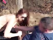 Dos desconocidos hacen sexo al aire libre frente a cámara en un bosque