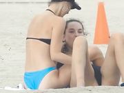 Una pareja de lesbianas es pillada haciendo sexo en una playa pública