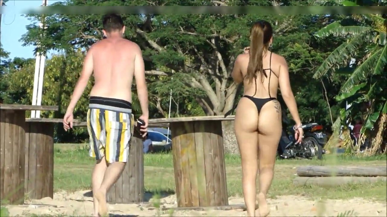 Mujer con un gran culo lleva tanga y es filmada en la playa imagen Foto