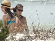 Mujeres nudistas en una playa española son espiadas por una cámara voyeur