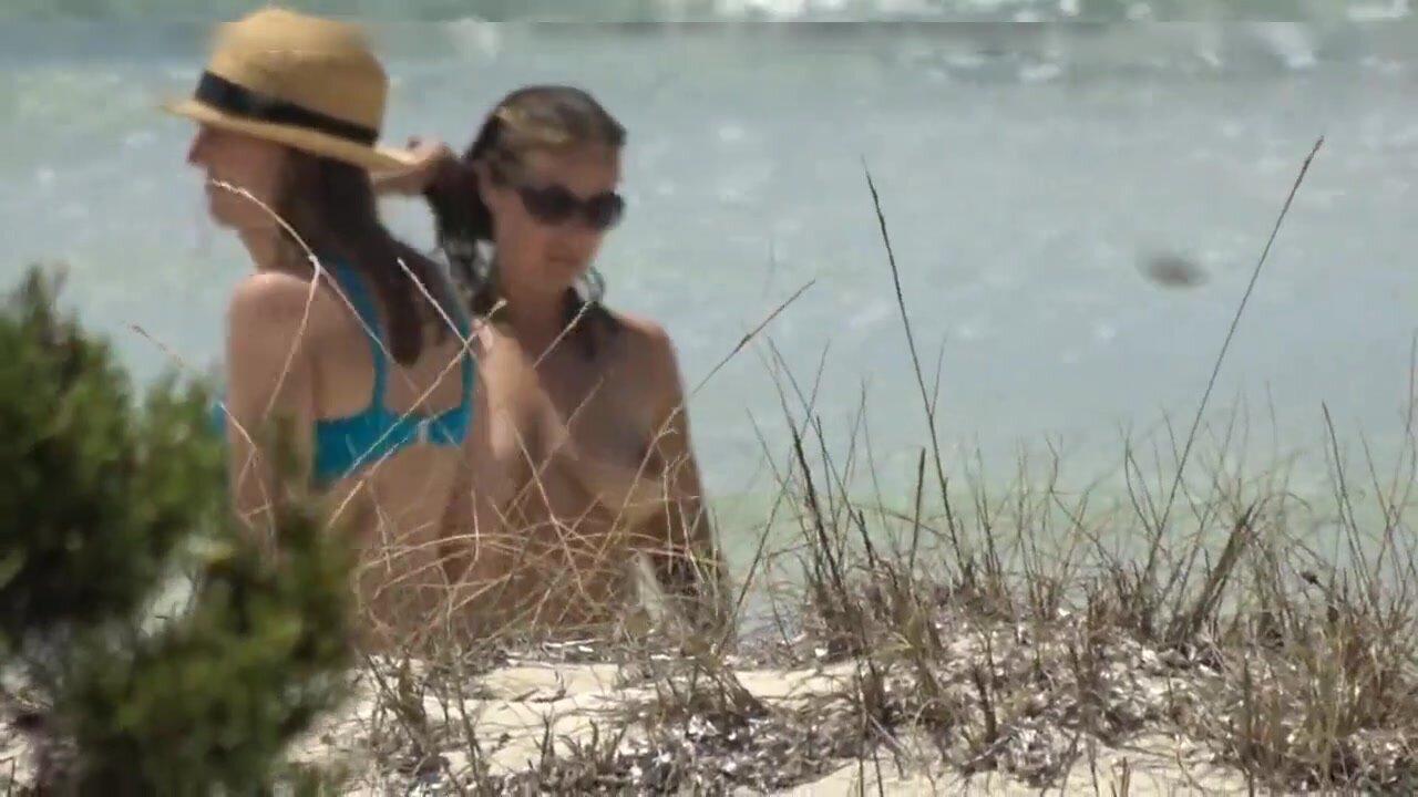 Mujeres nudistas en una playa española son espiadas por una cámara voyeur imagen
