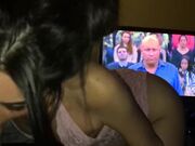 Novia hace una mamada oral mientras su novio mira televisión