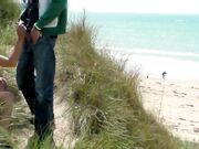 Paja en publico con corrida en la playa escondida entre los arbustos