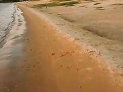 Esposa caliente corre desnuda en la playa