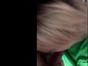 Esposa rusa le está dando mamada a su marido y él le cae semen en la boca