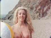 Magnifica rubia nudista filmada en la playa