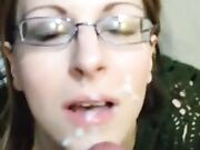 Esposa amateur con gafas recibe eyaculación desordenada en la boca y la cara
