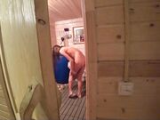 Él está admirando a su novia desnuda en la sauna.