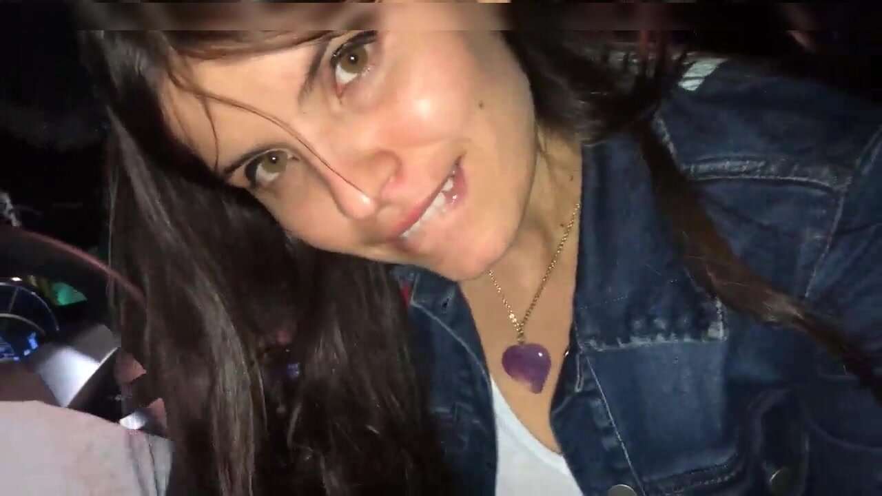 Chica amateur de gran aspecto muestra sus tetas y hace sexo oral en el coche