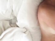 Sexy esposa desnuda frotando su clitoris esperando esperma en la boca
