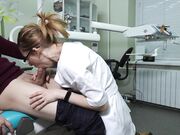 Doctora realiza sexo oral al paciente en la habitación