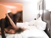 Esposa madura teniendo sexo en secreto en la habitación del hotel con un negro