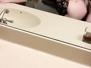 Sexo caliente rápida en el baño