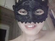 Madura amateur enmascarada jugando desnuda en la bañera